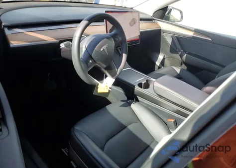 2025 Tesla Model Y z USA, uszkodzony, nr VIN 7SAYGDED7SF314012